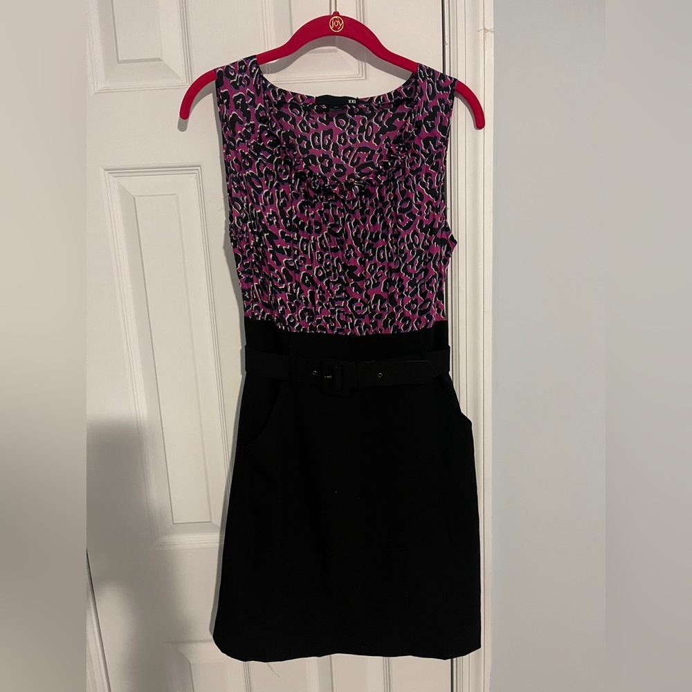 XXI Fitted Dress with belt and pockets